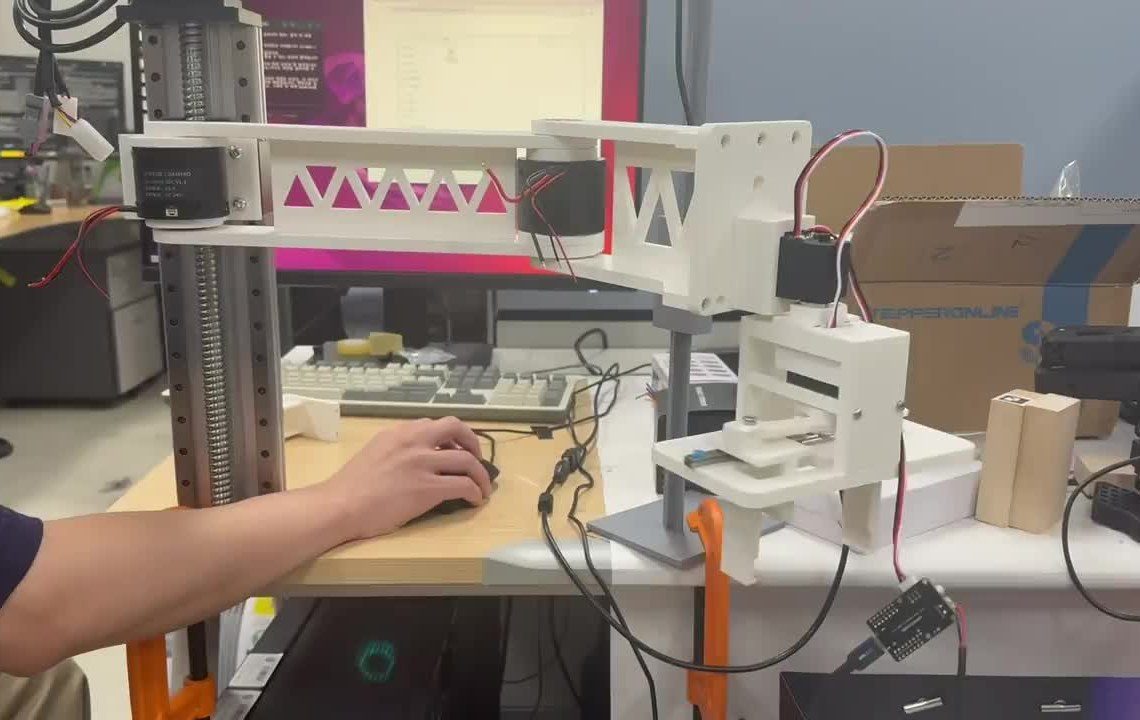 연구원이 3D 프린트로 만든 로봇 암을 원격 조작하며 시연 데이터를 수집하는 모습